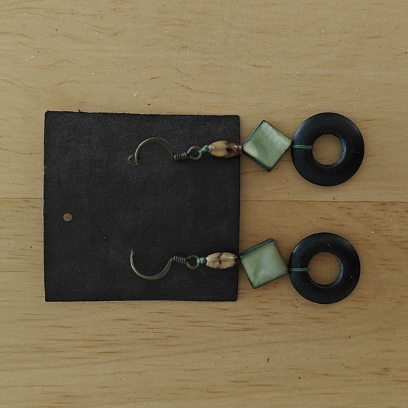 Hand Crafted Jewelry - 🎉HP🎉 NWT Tropical dangle earrings